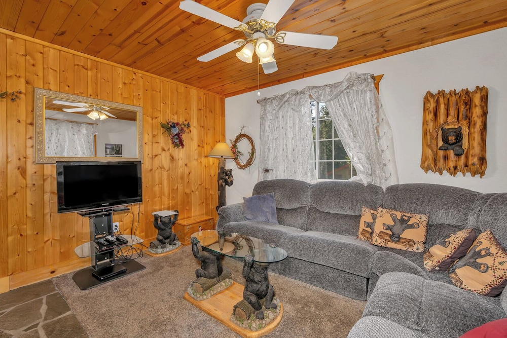 Cabin, Multiple Beds, Balcony, Mountain View (Cozy Bear North) photo 2