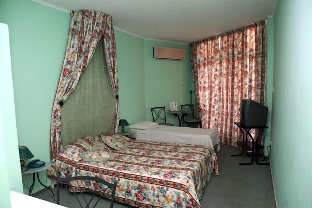 Double or Twin Room - Photo 4