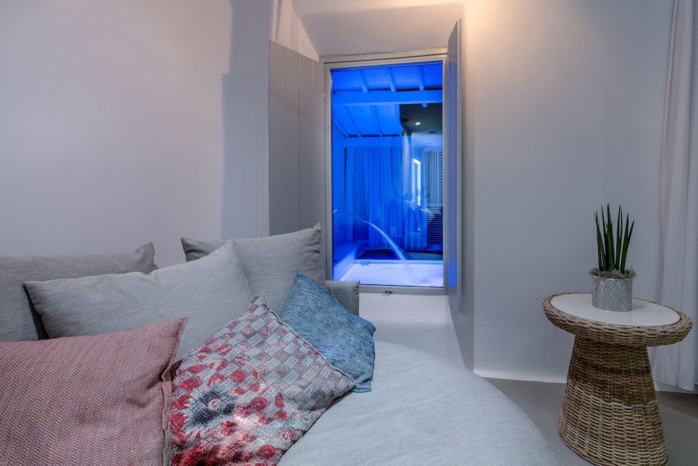 Suite, 1 King Bed, Private Pool, Beachfront