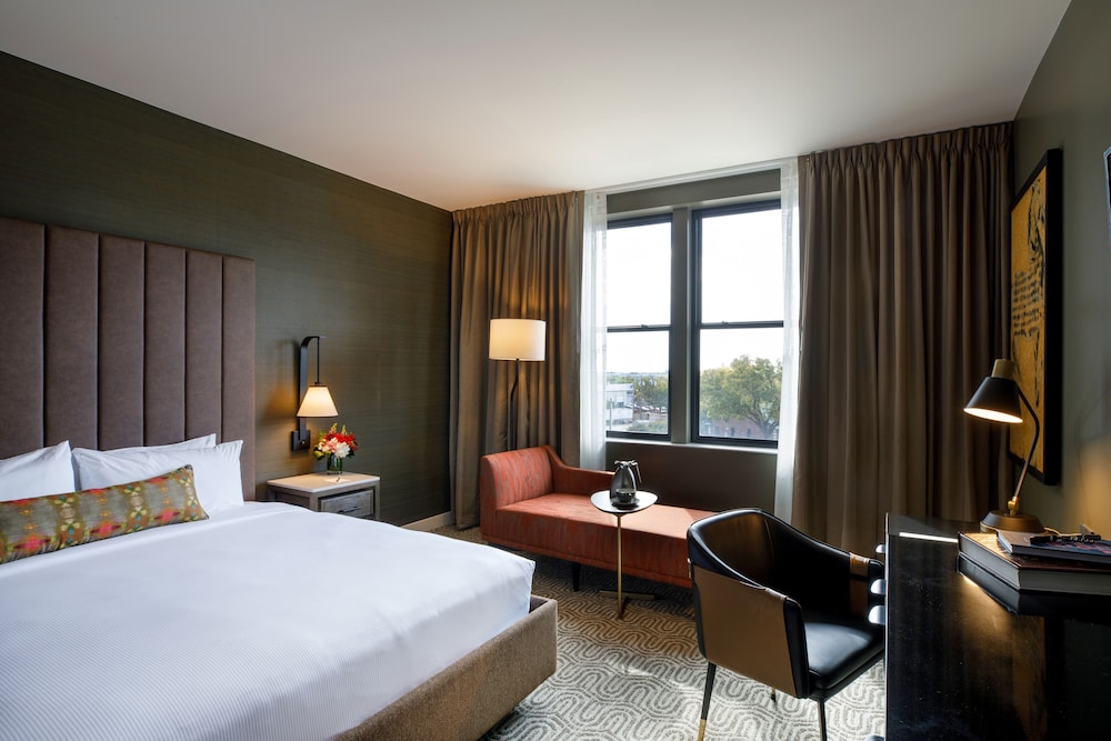 Deluxe Room, 1 King Bed (Mobility Accessible, Tub) - Photo 2