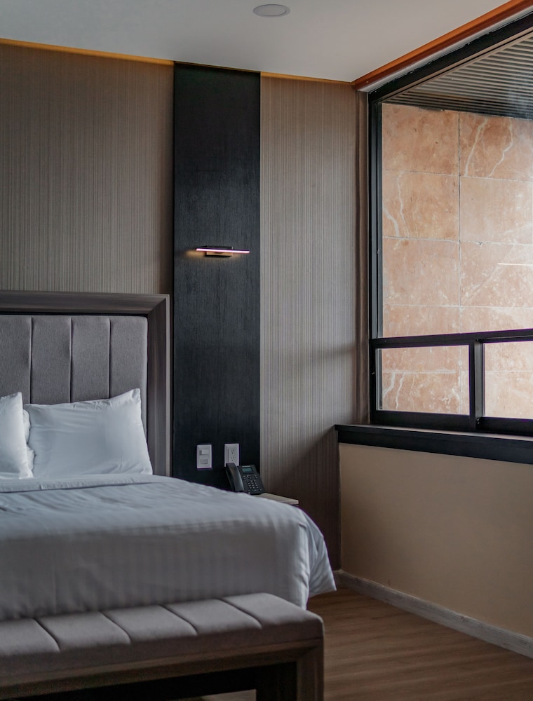 Suite - Photo 10