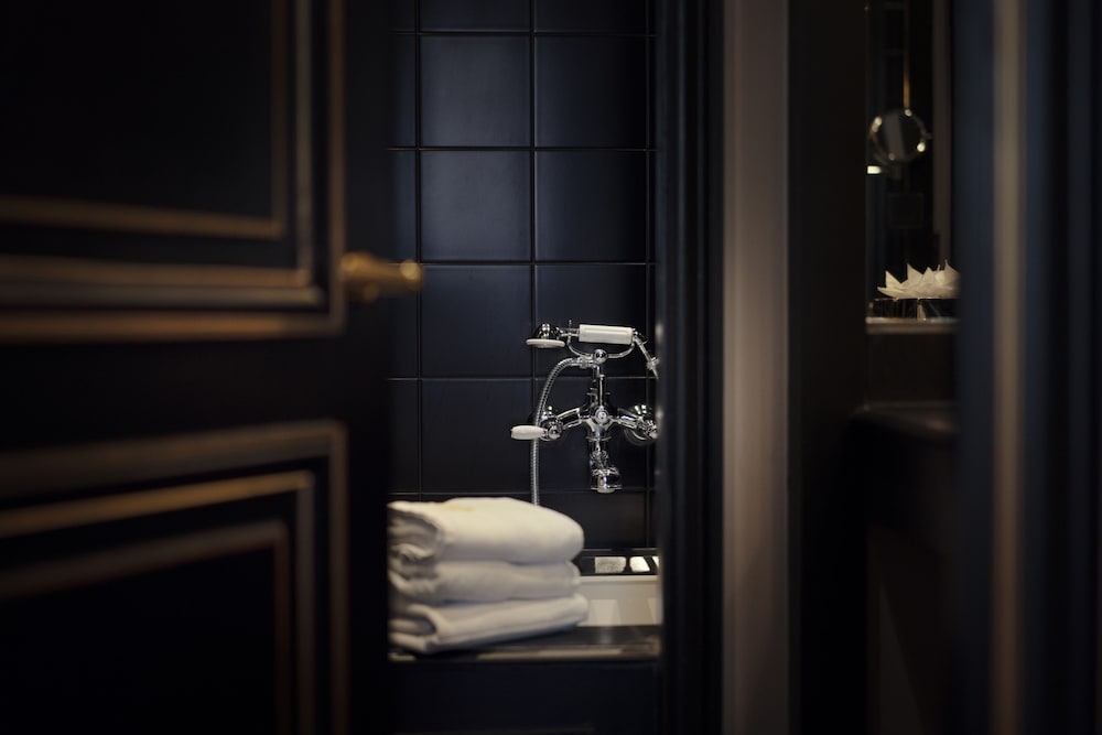 Deluxe Room thumbnail 6