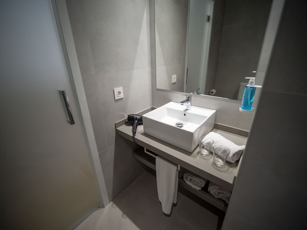 Superior Quadruple Room (3 adults + 1 children) thumbnail 5