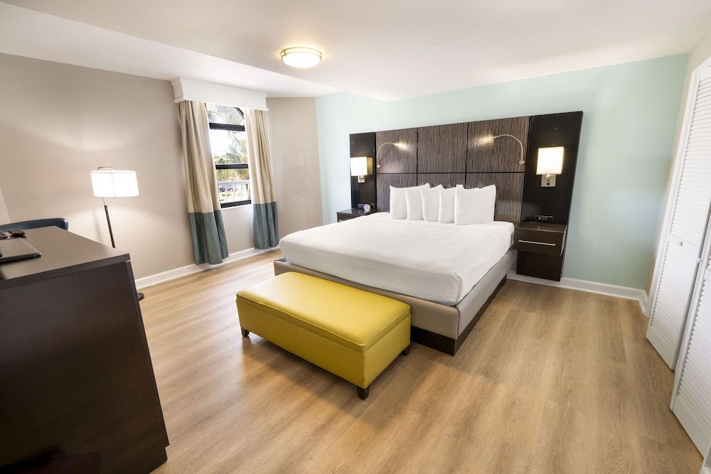 Suite, 1 King Bed, Non Smoking, Balcony photo 3