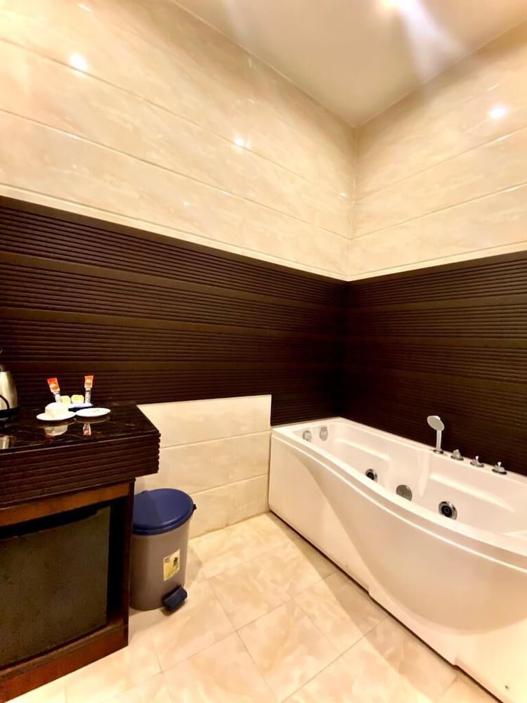 Junior Double Room, 1 King Bed, Bathtub photo 3