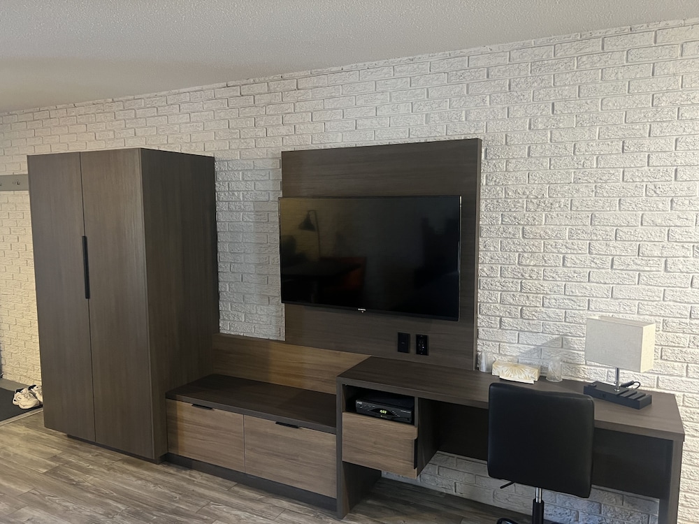 Signature Quadruple Room, 2 Queen Beds, Private Bathroom photo 2