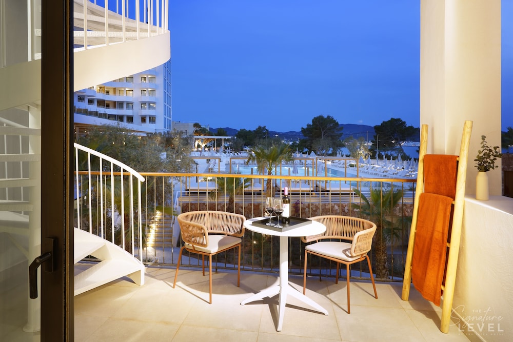 Junior Suite, Terrace (Signature Level, Rooftop Jacuzzi) - Club Access Included - Photo 10