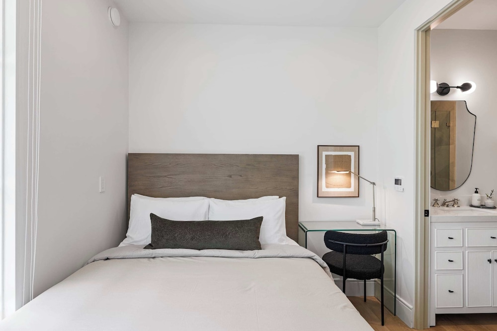 Premium Studio, 1 Queen Bed, Kitchenette photo 1