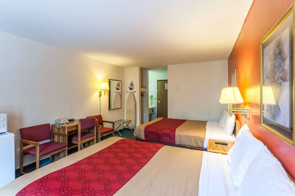 Standard Room, 2 Queen Beds, Non Smoking - Photo 18