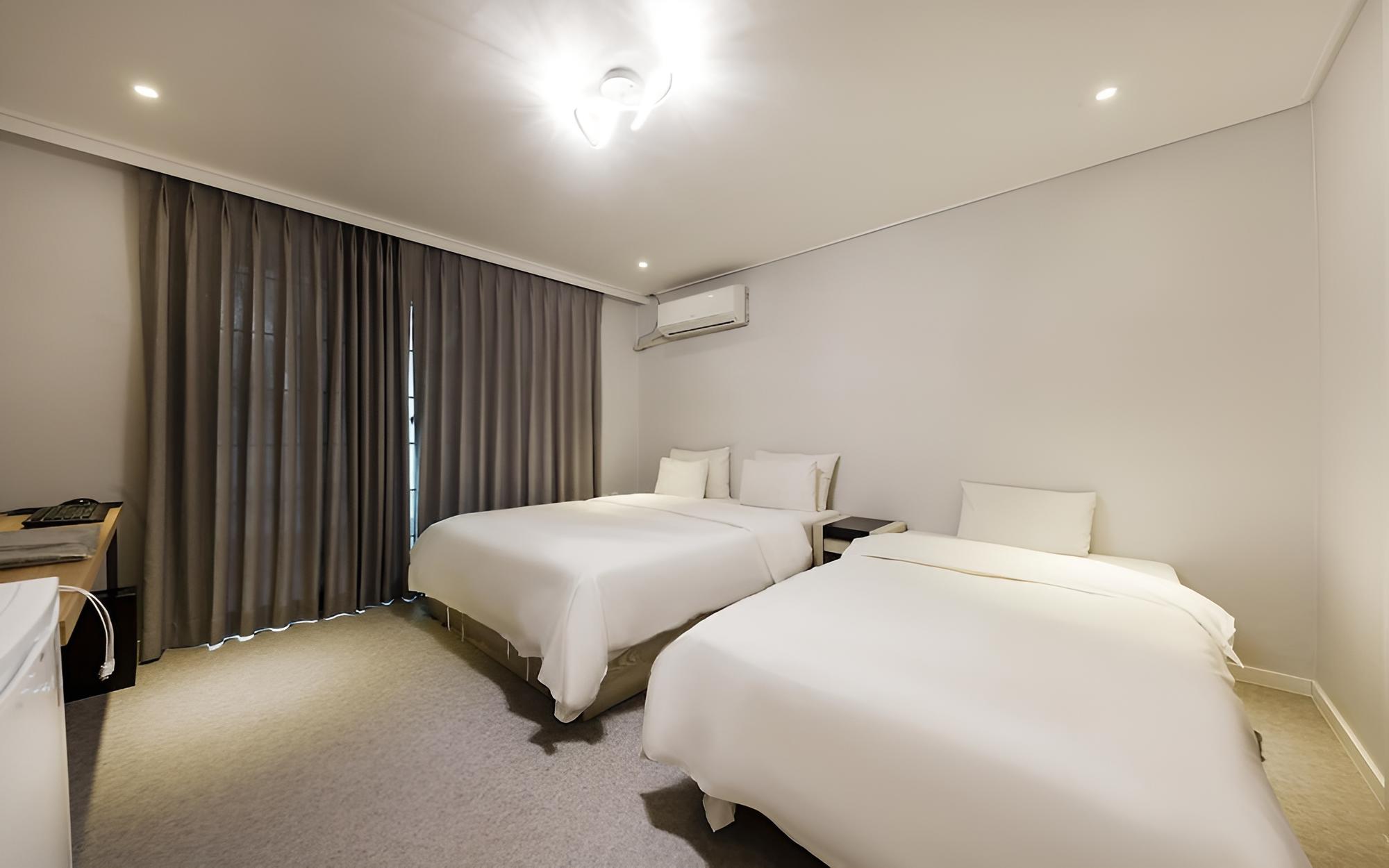 Room (Party Room (3 Bed Netflix Available H) - Photo 4