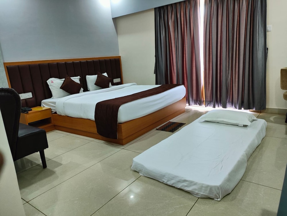 Deluxe Double Room, Multiple Beds, City View