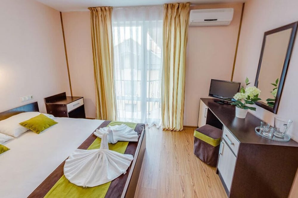 Standard Double or Twin Room photo 1