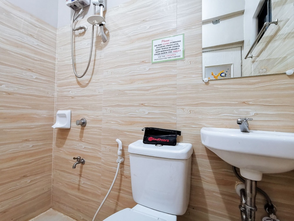 Double Room (Reddoorz) - Photo 4