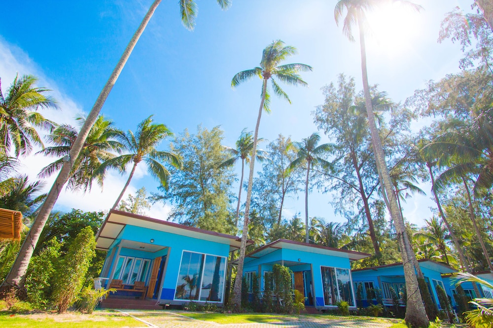 Beach front bungalow photo 2
