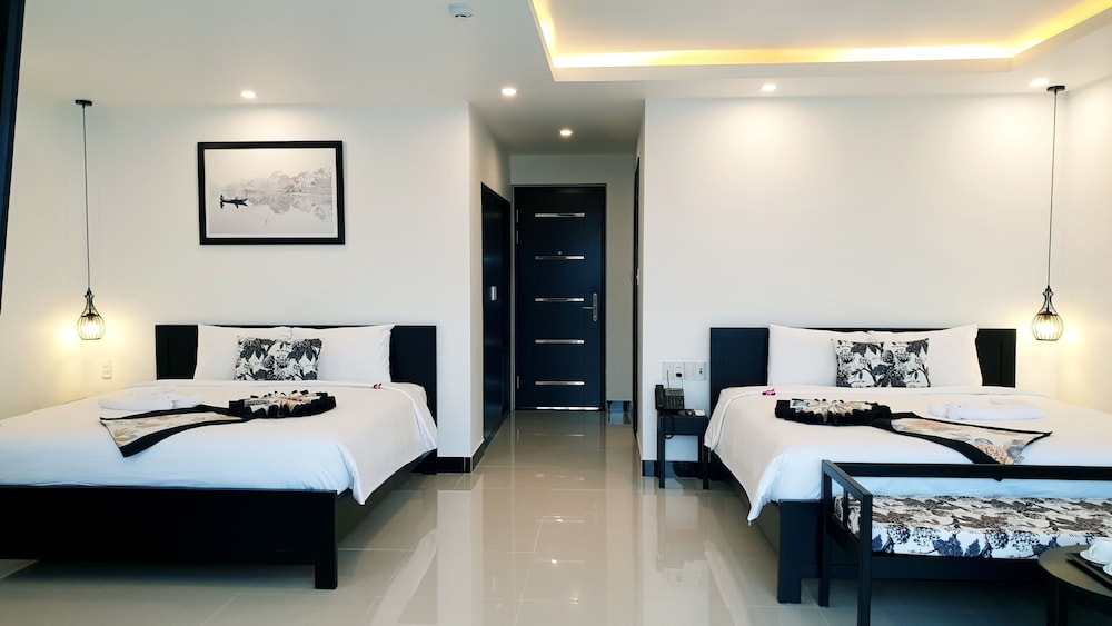 Family Quadruple Room, 2 Queen Beds, Bathtub photo 2