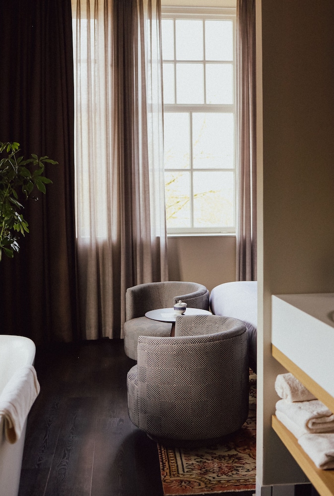 Superior Room, 1 King Bed, Private Bathroom