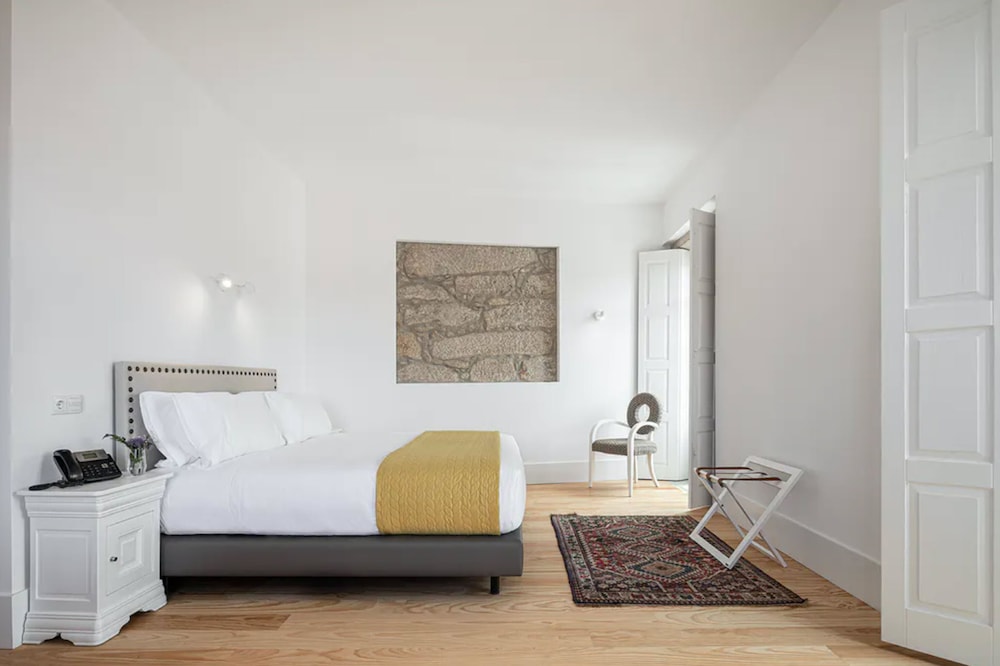 Suite (Vintage) - Photo 1