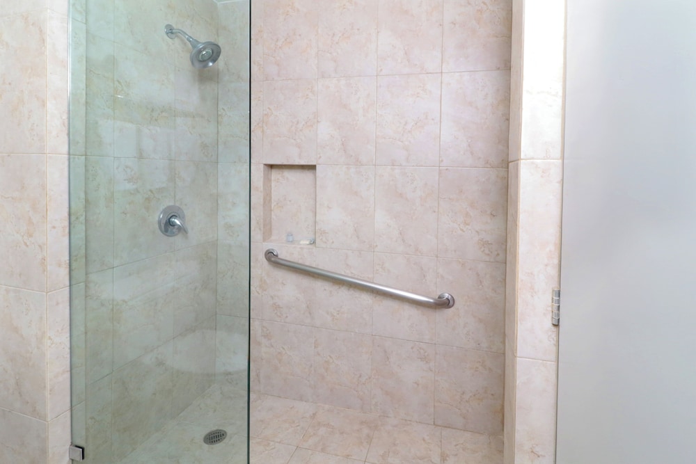 Standard Room, 2 Queen Beds, Ground Floor - Photo 14