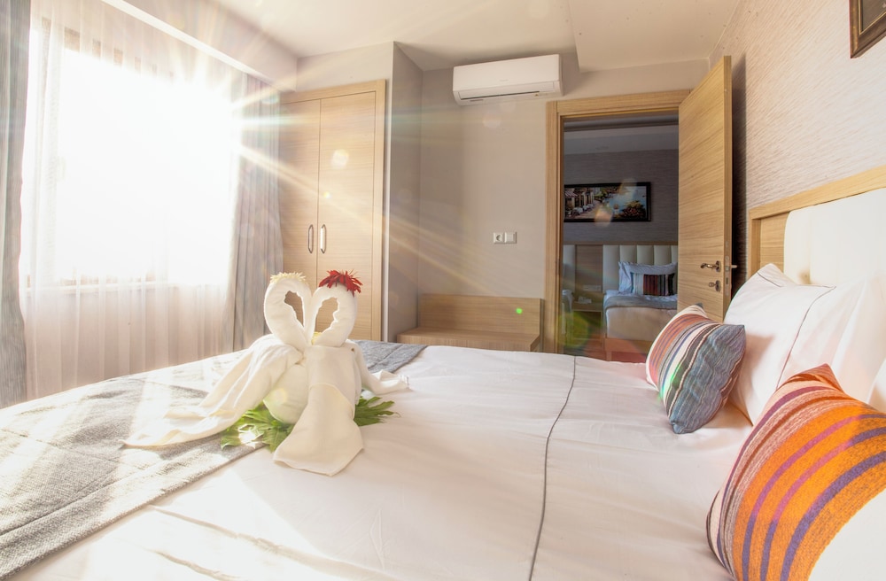 Deluxe Quadruple Room, 2 Bedrooms, Non Smoking, City View