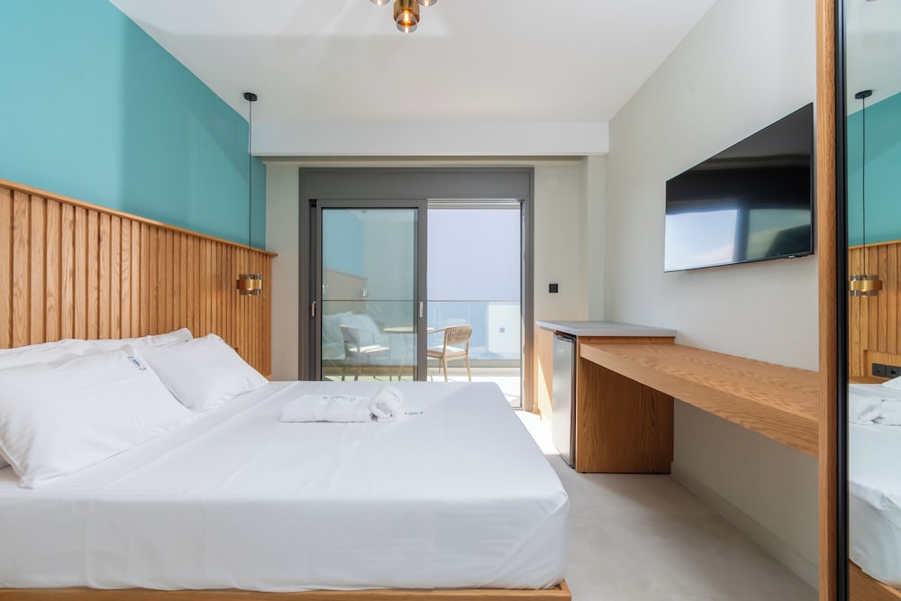 Junior Room, 1 Queen Bed, Balcony, Partial Sea View