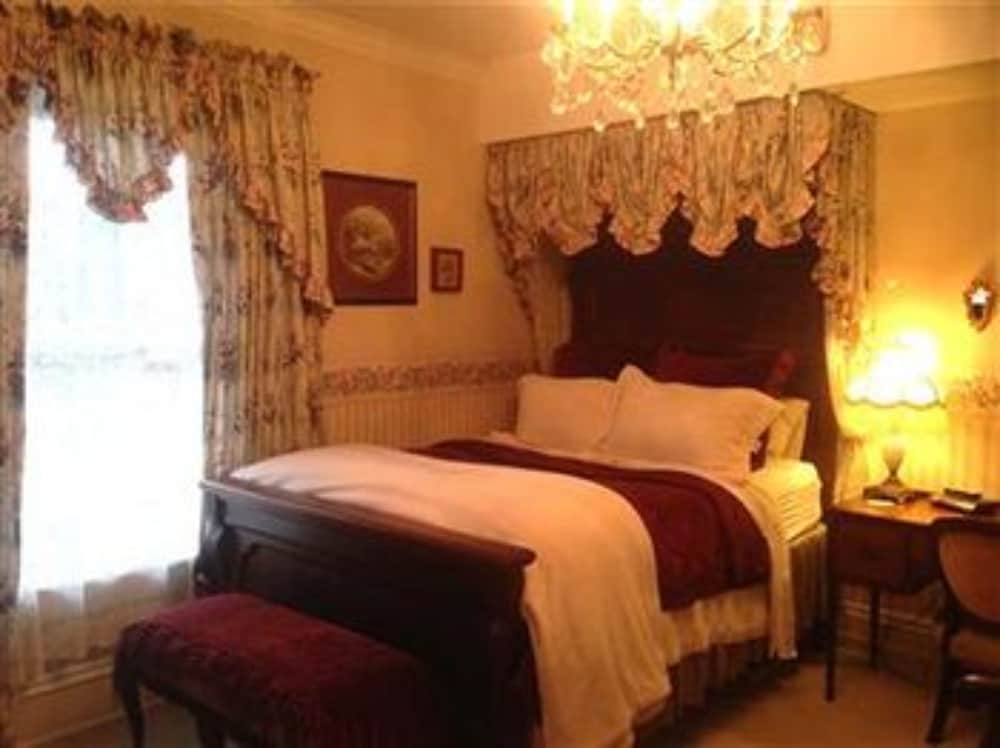 Business Room, 1 Queen Bed, Non Smoking (Bathtub/Shower)