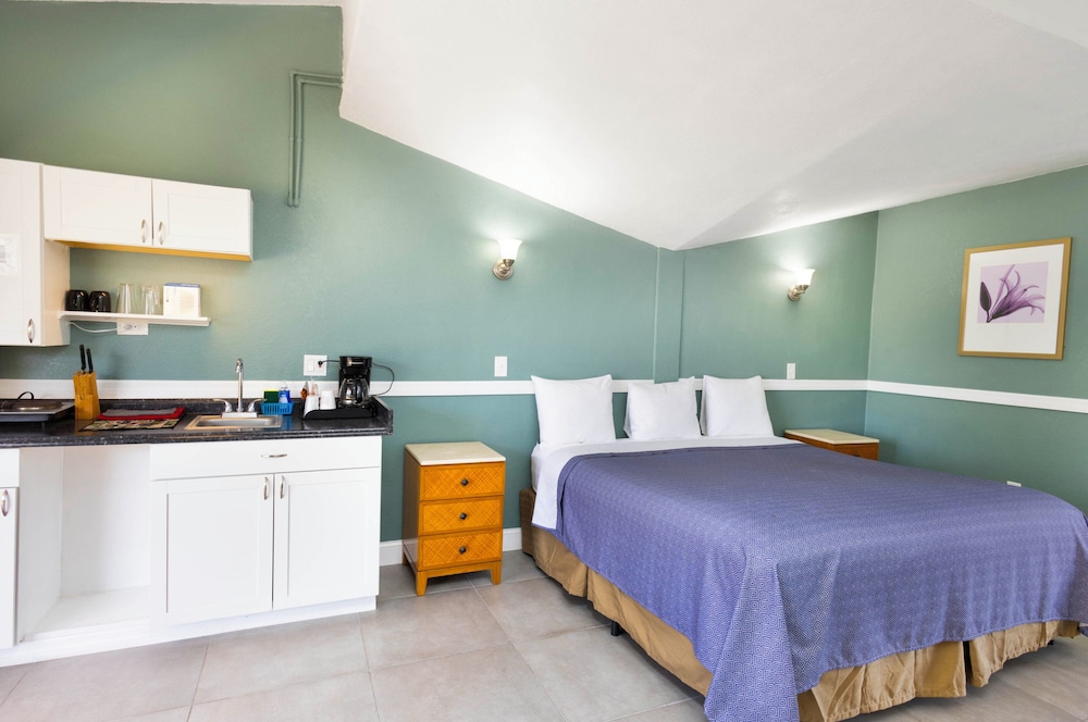 Classic Room with King Bed photo 3