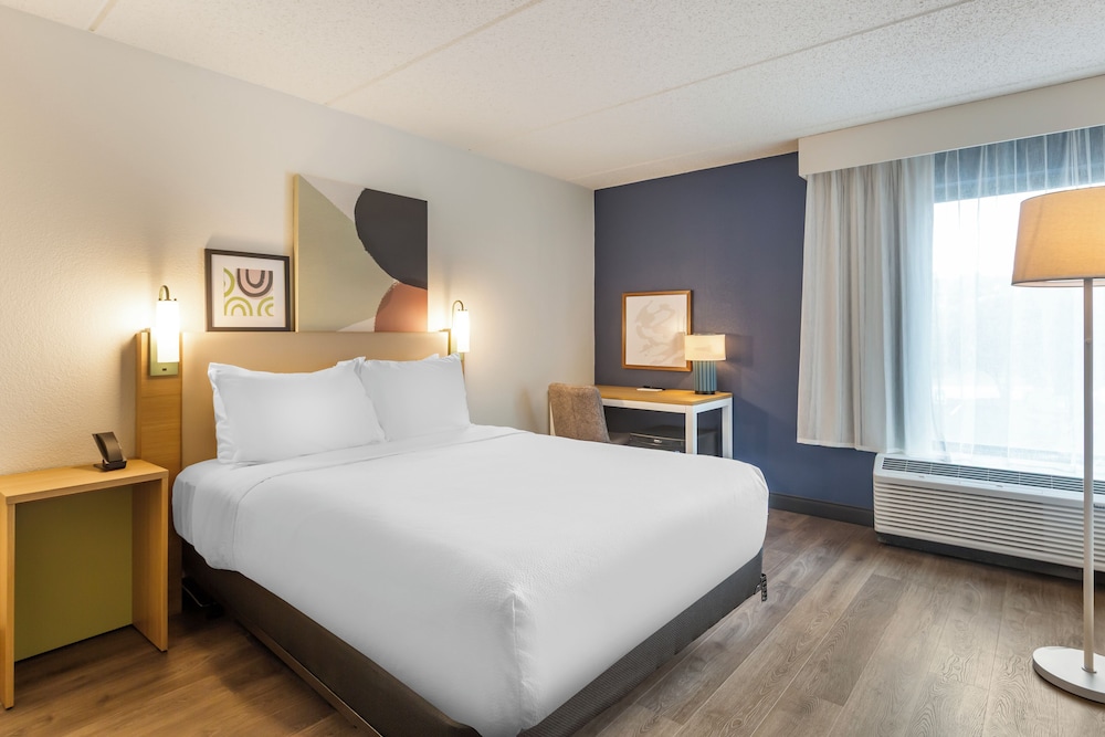 Room, 1 Queen Bed, Accessible (Hearing) - Photo 1