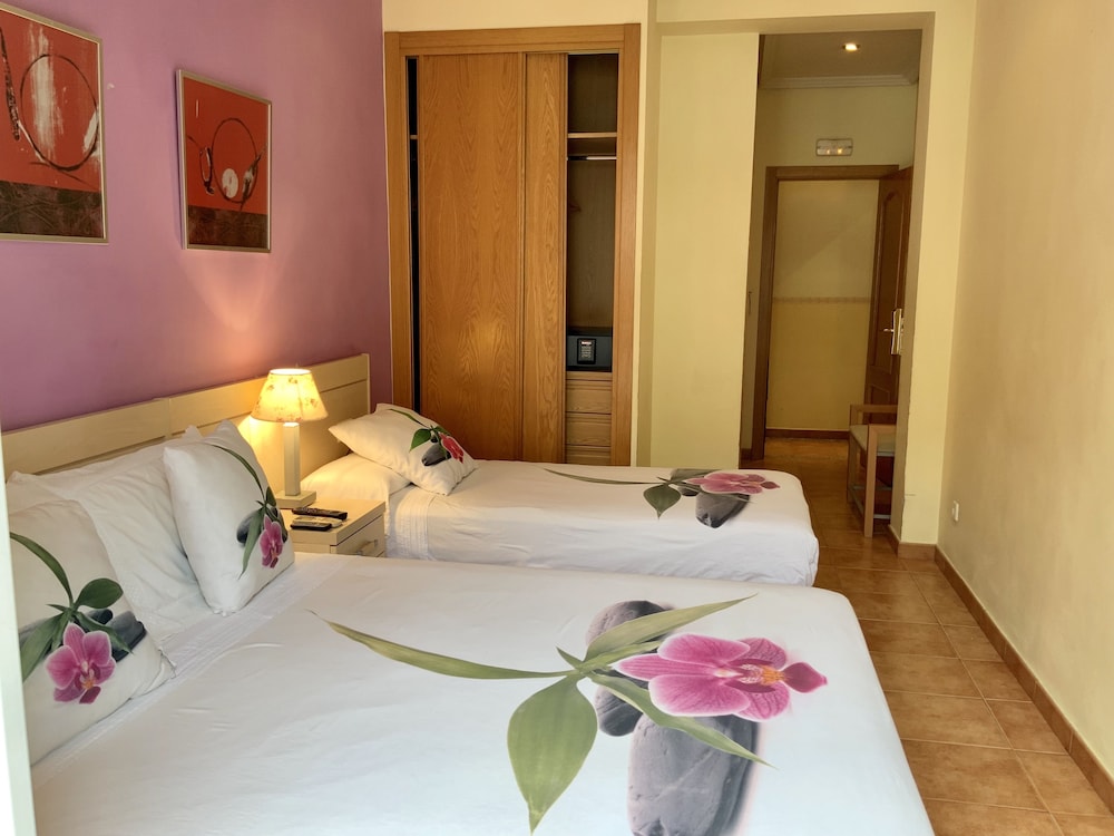 Family Triple Room, Private Bathroom - Photo 4