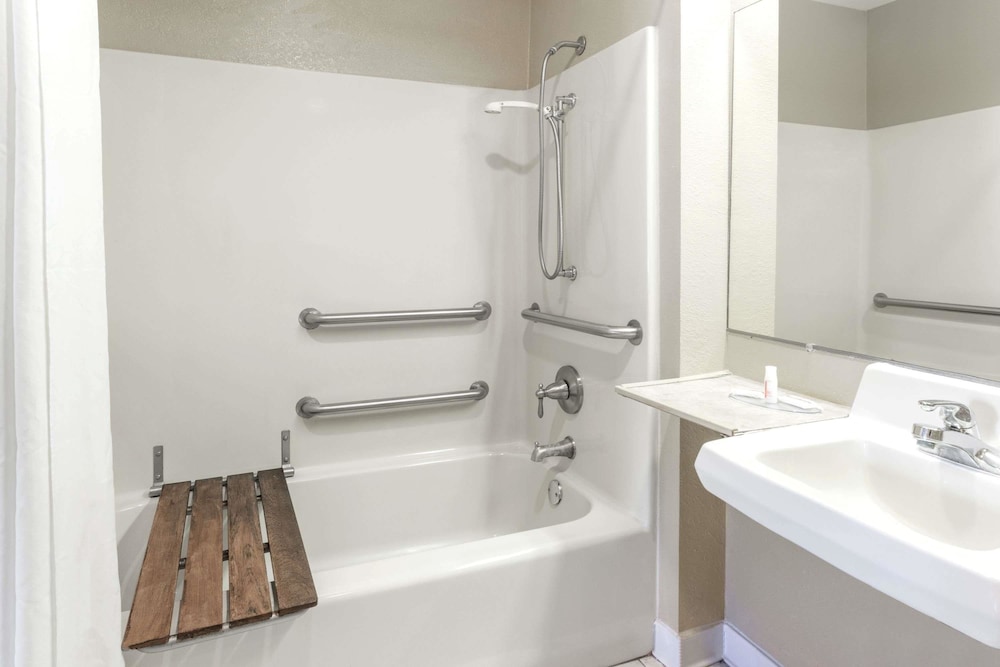 Standard Room, 1 King Bed, Accessible, Non Smoking (Mobility Accessible) - Photo 5