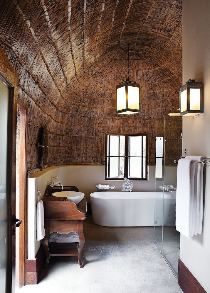 Luxury Chalet, 1 King Bed (Thached Chalet, Outdoor Shower) photo 2