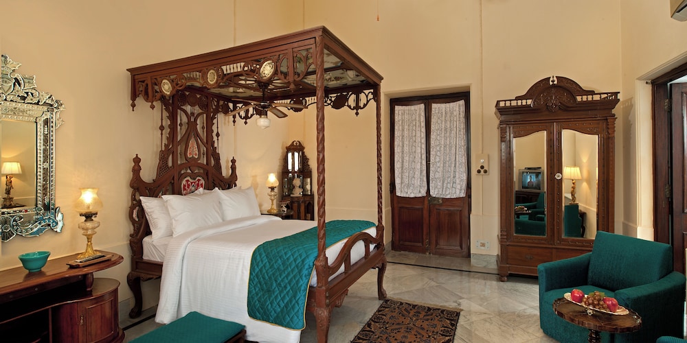 Suite - Photo 1