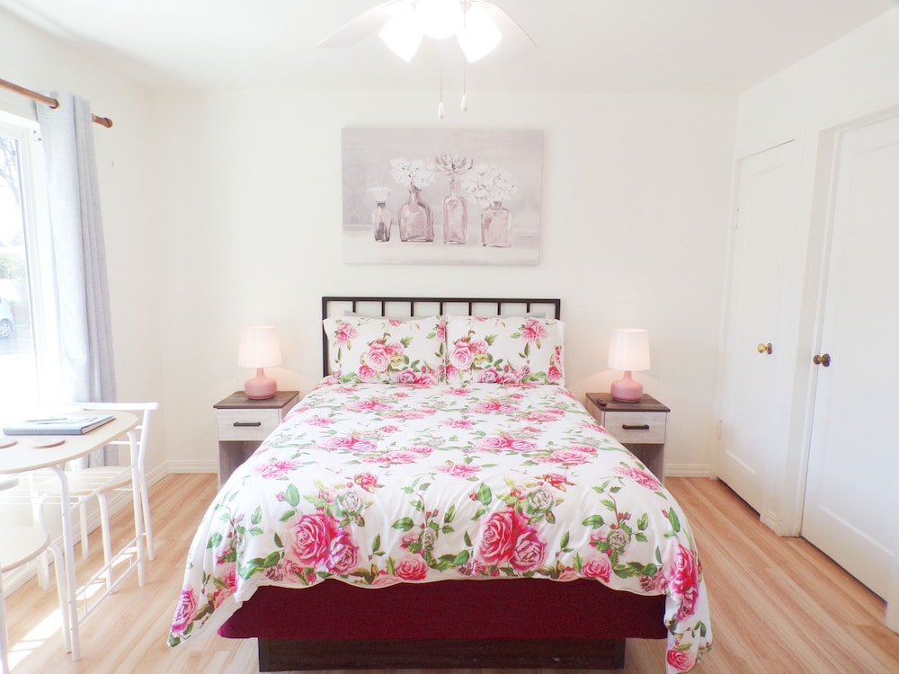 Roses and Ivy Cottage - 1 queen bed - 1 Room