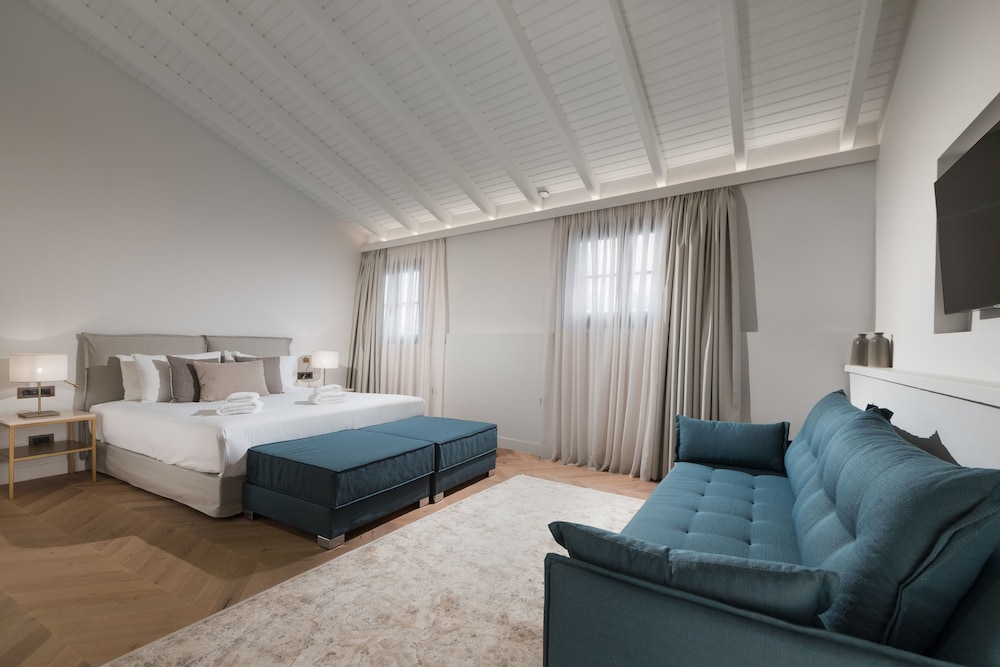 Neoclassical Suite (Residence - Annex building)