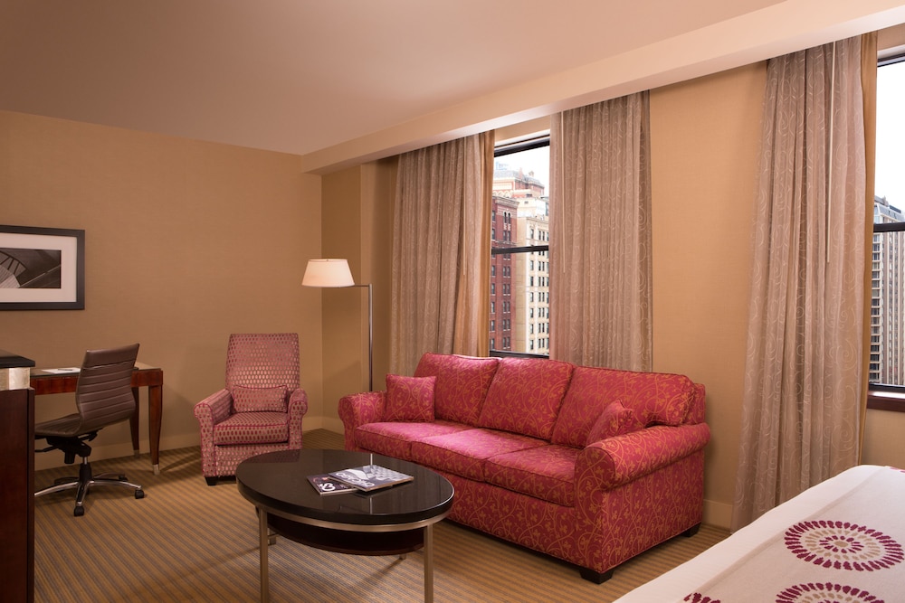 Suite, 1 King Bed, Accessible (Millennium - Bath)