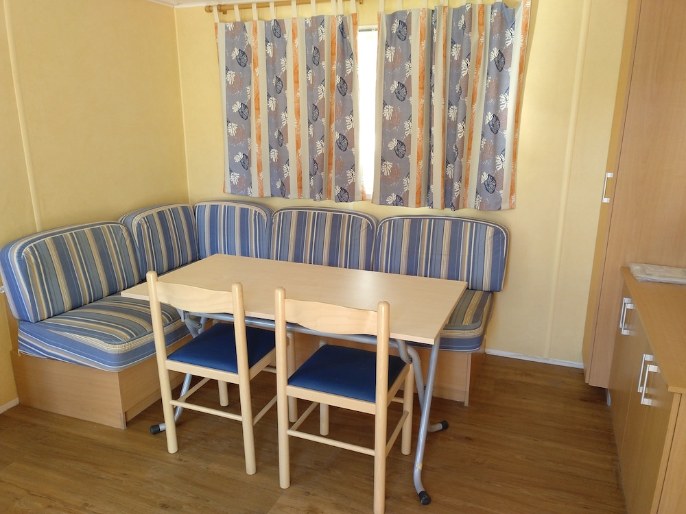 Basic Mobile Home, 2 Bedrooms photo 2
