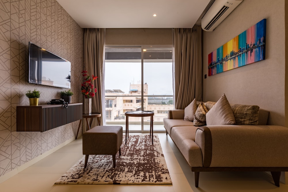 Suite Room with Balcony - Photo 6