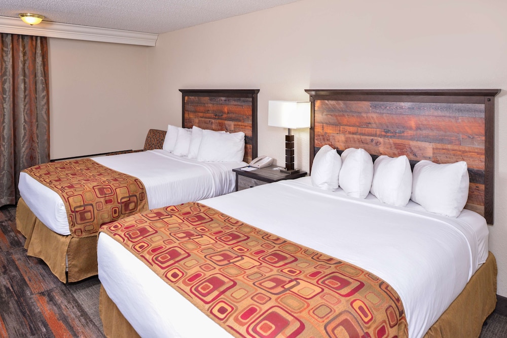 Standard Room, 2 Queen Beds, Balcony, Poolside - Photo 1