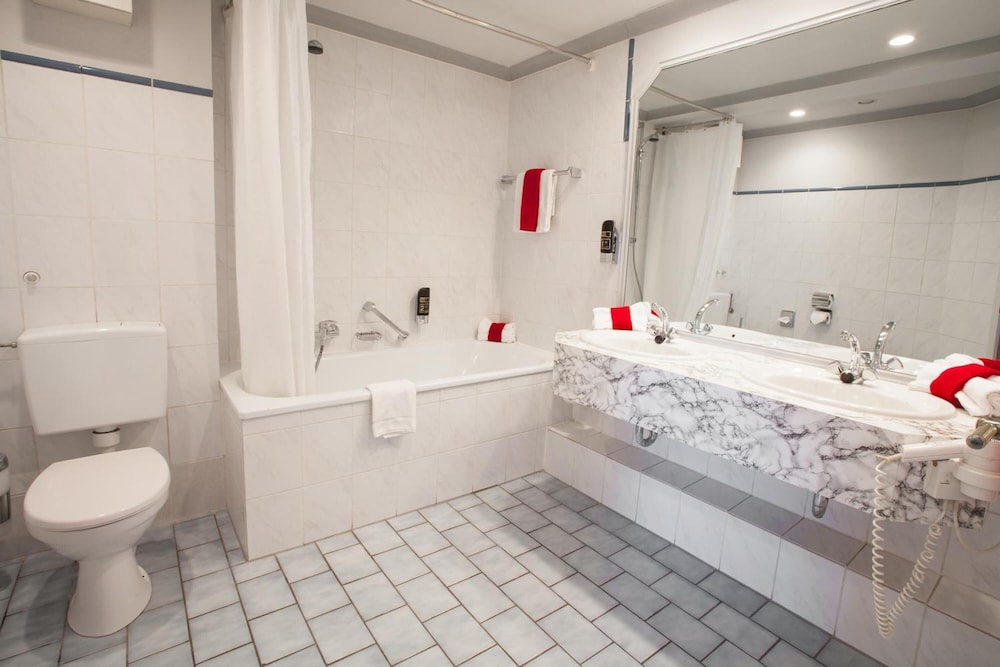 Standard Triple Room - Photo 8