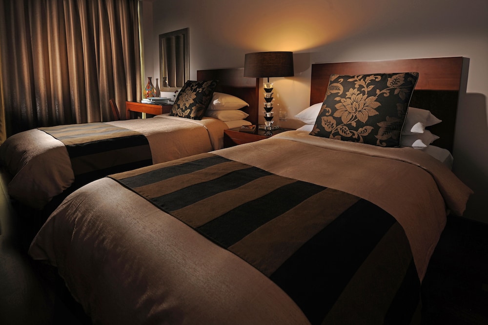 Executive Suite, 2 Bedrooms - Photo 2