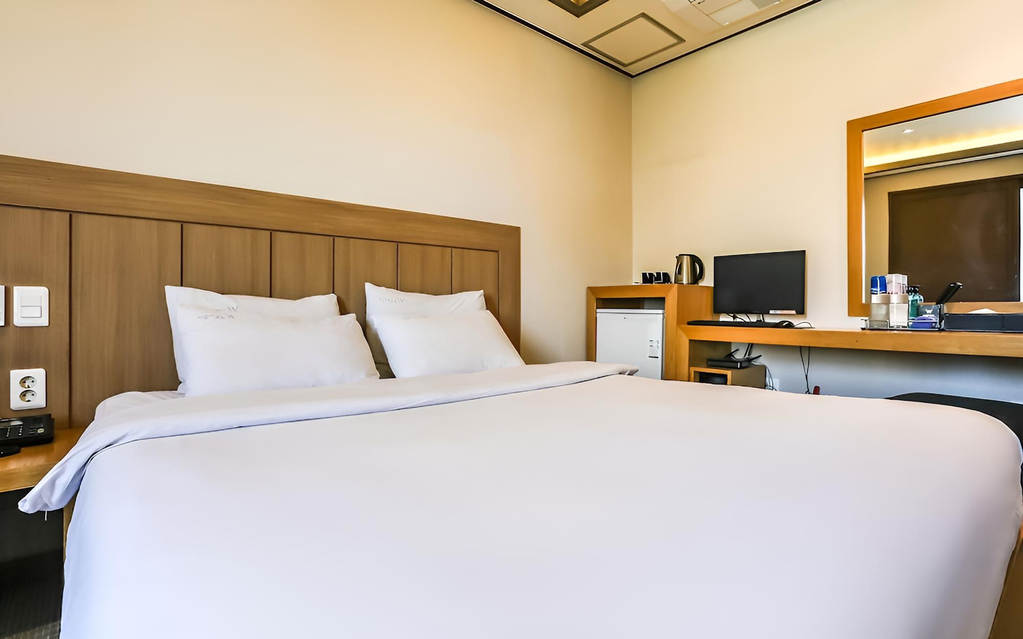 Room (DOUBLE (Bathtub Availability Random A) - Photo 14