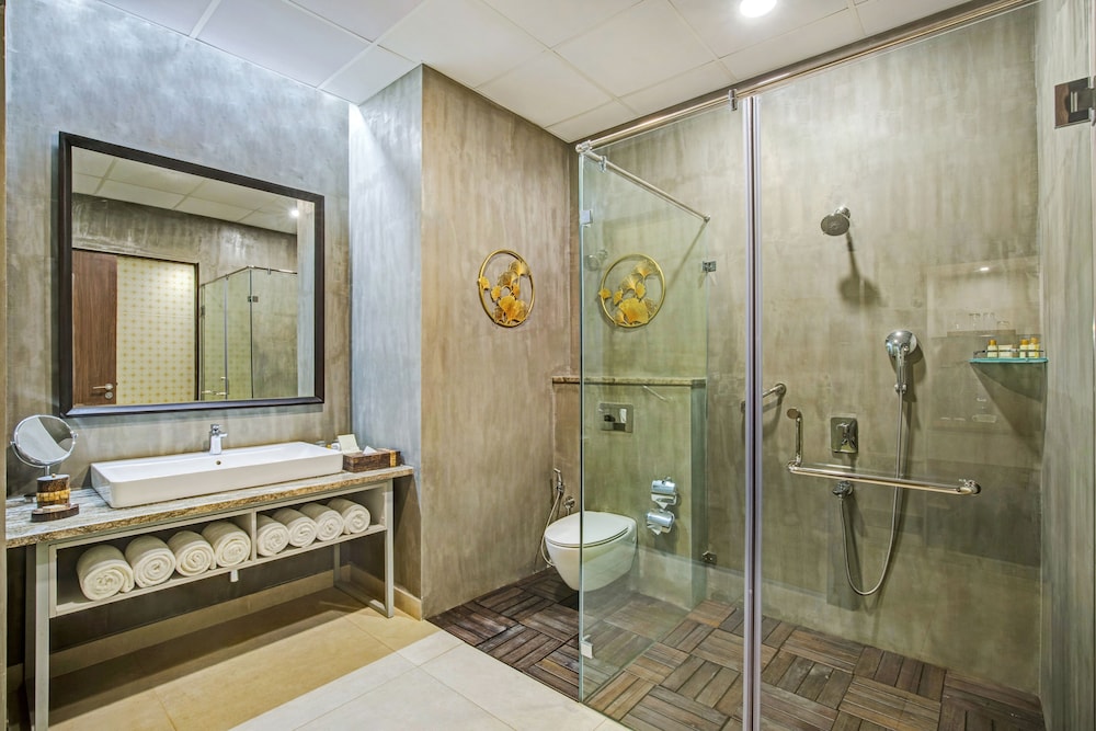 Premium King Room - Photo 4