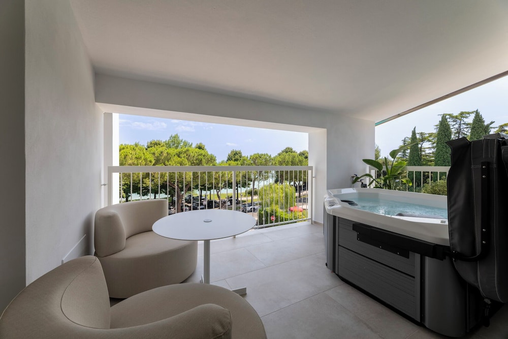 Junior Suite, Hot Tub - Photo 14