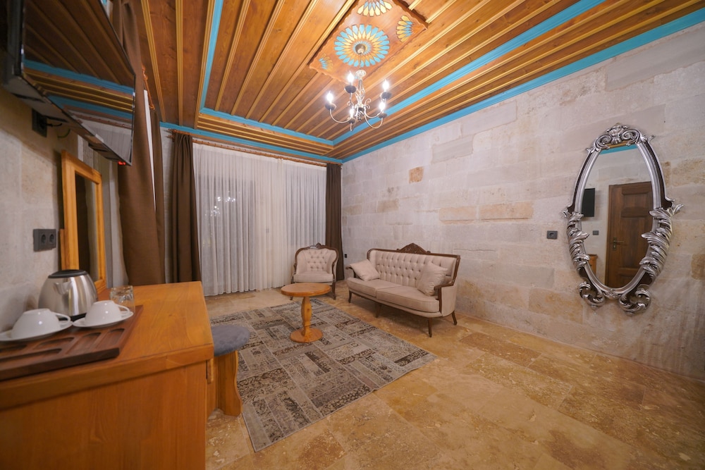 Deluxe King Suite With Balcony photo 3