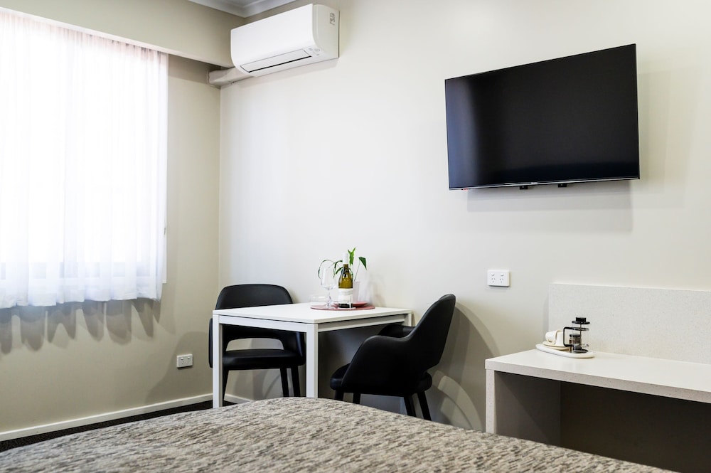 Queen Room with Kitchenette photo 2