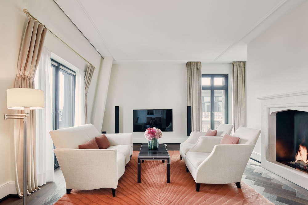 Grand Suite, Panoramic Rooftop, Livingroom, Fireplace, Sauna, Butler, Spa Access (12 years+) - Photo 1
