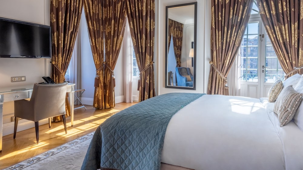 Premium Room, 1 King Bed - Photo 9