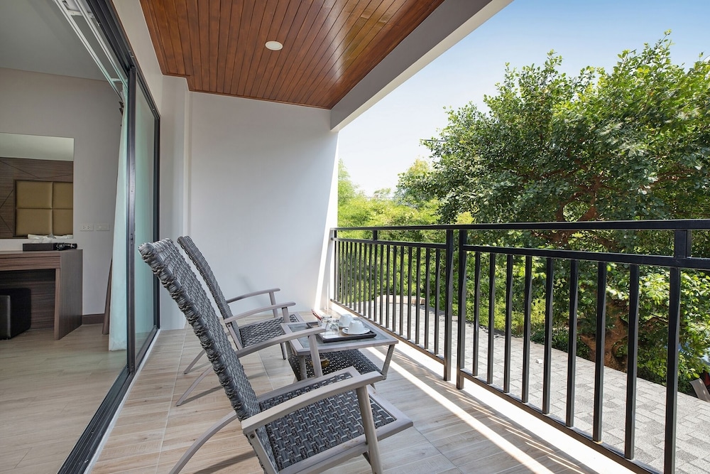 Grand Deluxe Pool View - Photo 9