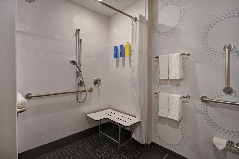 Room, 2 Queen Beds, Accessible (Roll-In Shower) - Photo 4