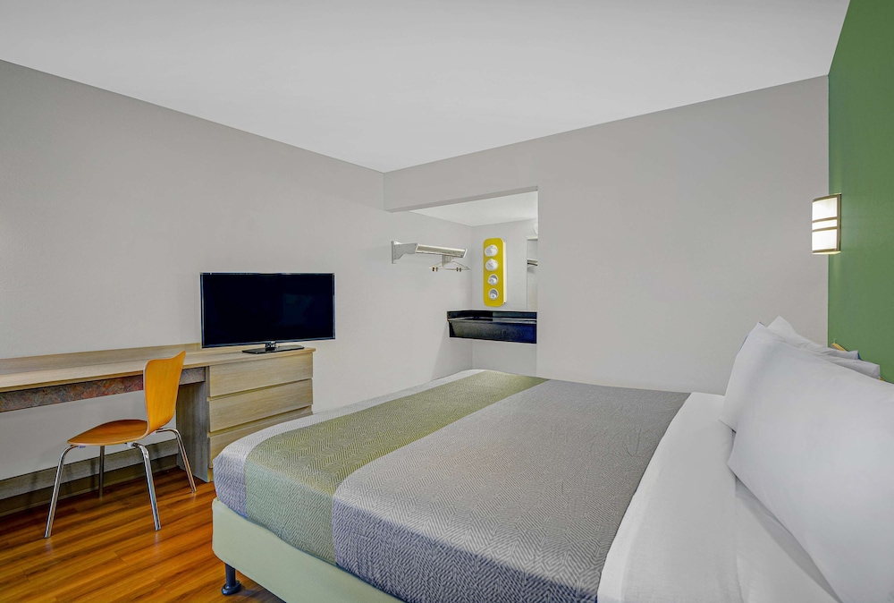 Deluxe Room, 1 Queen Bed, Non Smoking, Kitchenette photo 1