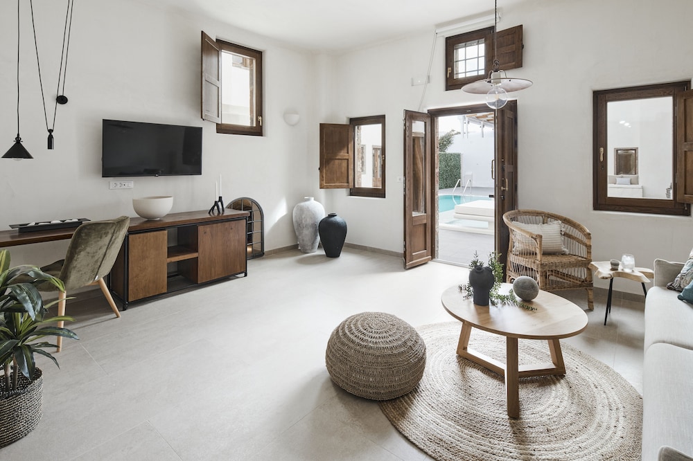 Deluxe Queen Suite with indoor Hot Tub - Photo 9